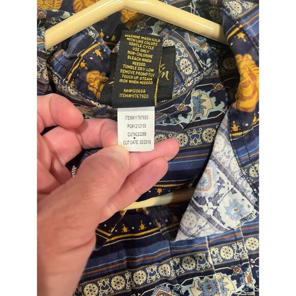 Disney Aladdin Our Universe Aloha Button Up Hawaiian Shirt Disneyland Size XS - Picture 6 of 7